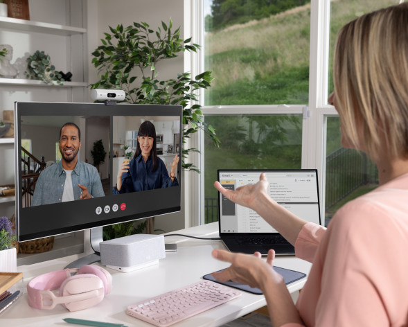 Веб-камера Logitech Brio 500, белый в Омске