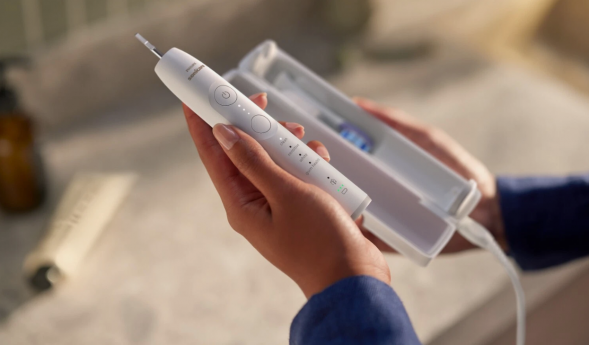 Электрическая зубная щетка Philips Sonicare Series 7100 HX7420/01 (белая) в Омске