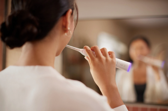 Электрическая зубная щетка Philips Sonicare Series 7100 HX7420/01 (белая) в Омске